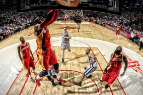 九游（jiuyou.com）游戏-国足中场球员创意不断，比赛精彩纷呈，国足的低调中场大师